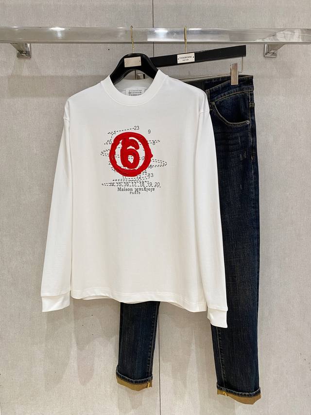 马吉拉 高端定制 2025秋冬新款首发专柜最新款长袖打底单穿400克纯棉重工凹凸图案设计 领子袖子螺纹设计 高端订制 设计前卫时尚！品牌Logo重工艺设计 高端