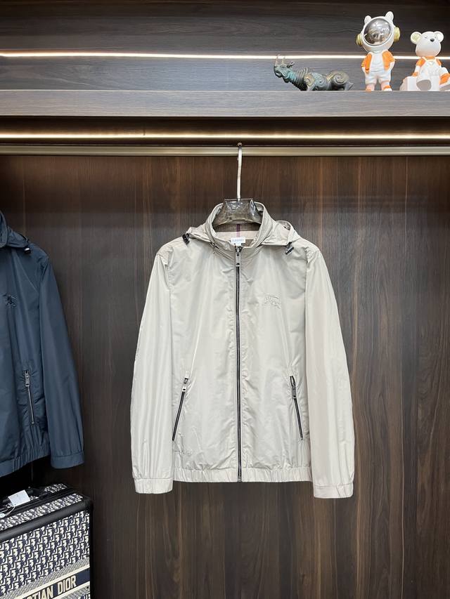 主推 Burberry 2025Ss早秋新款发布巴宝莉连帽夹克外套，帽子可隐藏在领子，战马刺绣、秋季爆款外套，穿上就是舒适自在又显瘦的存在，慵懒而随性，结合干净