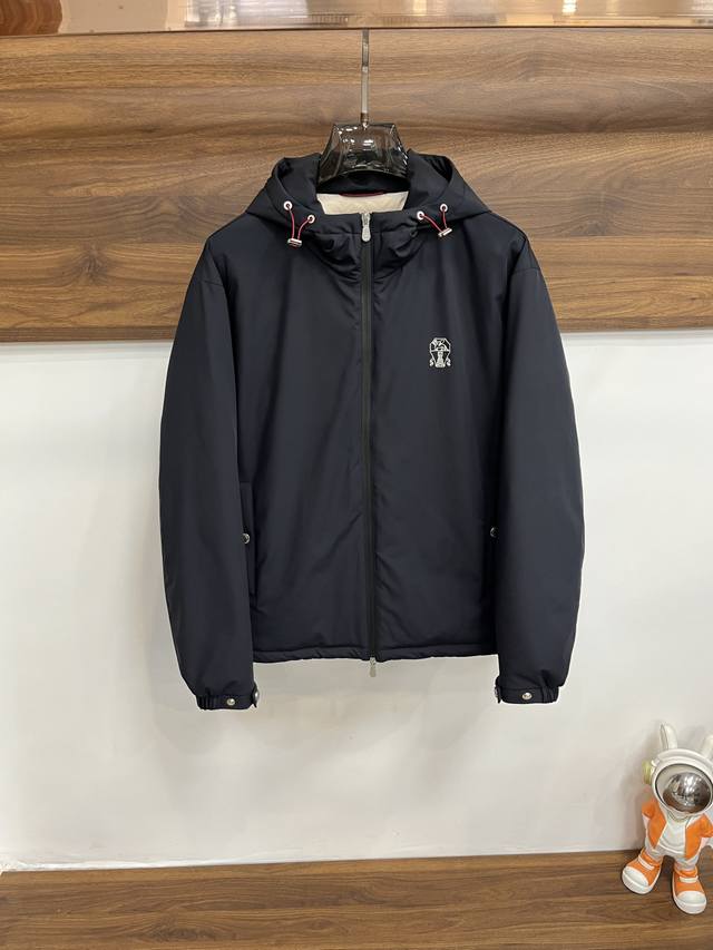 主推羽绒 Brunello Cucinelli 2025最新款时尚设计师款羽绒外套Bc连帽羽绒服，冬季顶级轻奢羽绒服，胸前经典三角金属Logo爆款羽绒服，90#