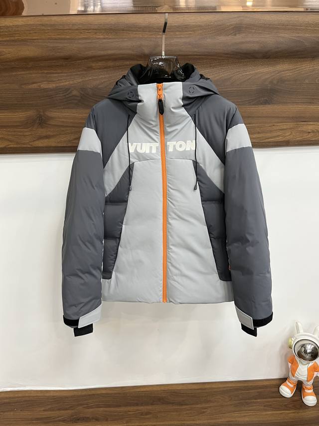 主推羽绒 Lv 2025最新款时尚设计师款羽绒外套驴牌连帽羽绒服，冬季顶级轻奢羽绒服，胸前经典三角金属Logo爆款羽绒服，90#白鹅绒填充，帽可拆，处处细节显工