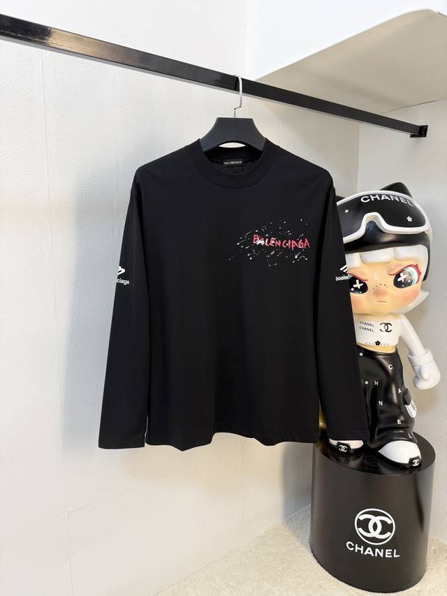 巴黎世家25Ss秋季 新品 新款贸易订单圆领长袖打底衫长袖T恤网红款！上身舒适透气，不僵硬，整体有着丰富的立体感，品质出口订单，满足通勤人们对于着装的简约需求，