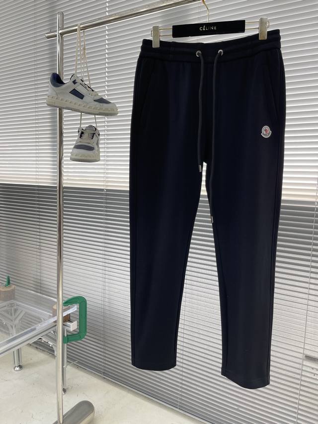 Mon 男款加绒抽绳卫裤 卫裤扛把子！！主打一个舒适松弛感，自带魔力的裤子真的不考虑吗！这条卫裤我一定要带你们入坑，慵懒和运动调性都能玩味切换，上身超级显瘦，建