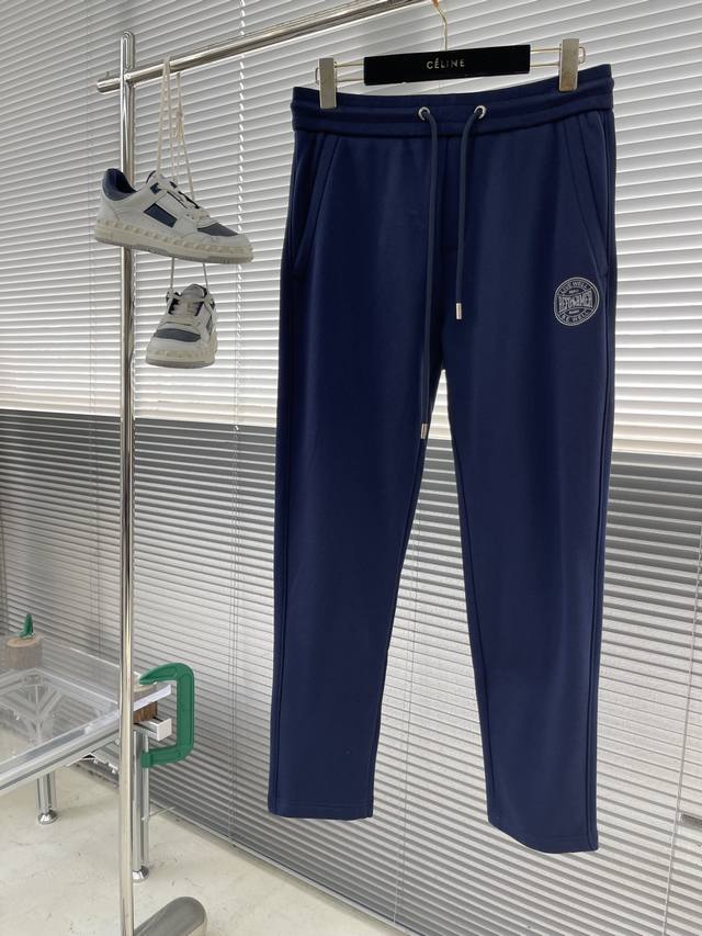 拉夫劳伦 松紧腰Logo刺绣卫裤 经典的卫裤版型利落不拖沓，侧面带有两个拉链口袋，方便插兜放点小东西！！ 定制面料，里外纯棉，面料质感很紧密，不会透风！让你在冬