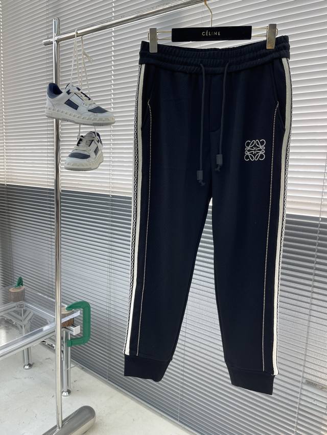 Loew 秋冬水貂绒一体加绒裤 秋冬最不能缺少的加绒产物，尤其是这种品牌的裤装单品，真的是极其的罕见，此款更是本年度的柜台最新款，性能与规格同步在线的高颜值产物