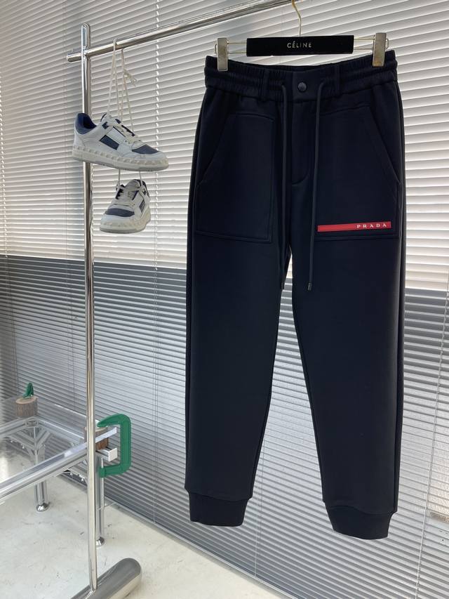 prad 秋冬水貂绒一体加绒裤 秋冬最不能缺少的加绒产物，尤其是这种品牌的裤装单品，真的是极其的罕见，此款更是本年度的柜台最新款，性能与规格同步在线的高颜值产物