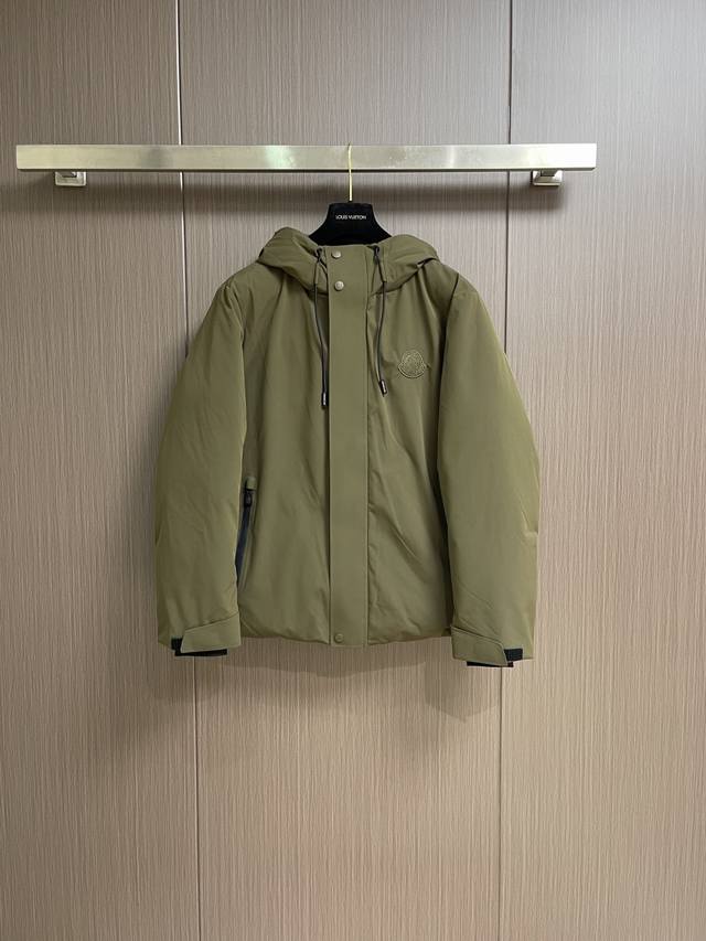 Moncler 2025Ss秋冬男士连帽羽绒服外套，轻奢时尚休闲风格，轻盈保暖柔软！低调系列时尚百搭，就是有型！小连帽设计，两侧功能性斜插的口袋，很有质感的原漆