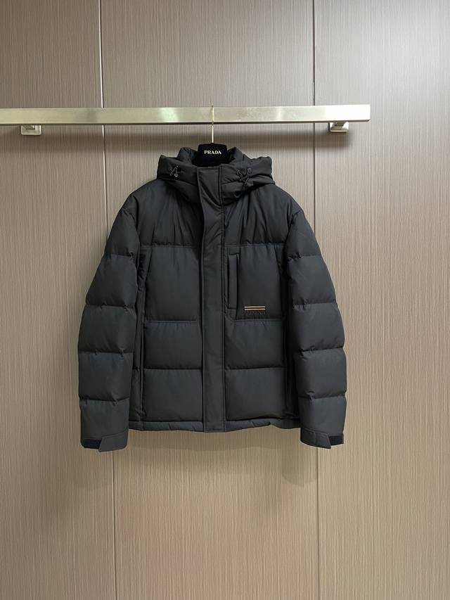 Zegna 2025Fw 秋冬新品简洁舒适的通勤羽绒服外套，蓬松度极好，填充物饱满，轻便不压身，防风保暖设计。保暖有型。御寒保暖、隐藏口袋。处处细节显工艺。尺码