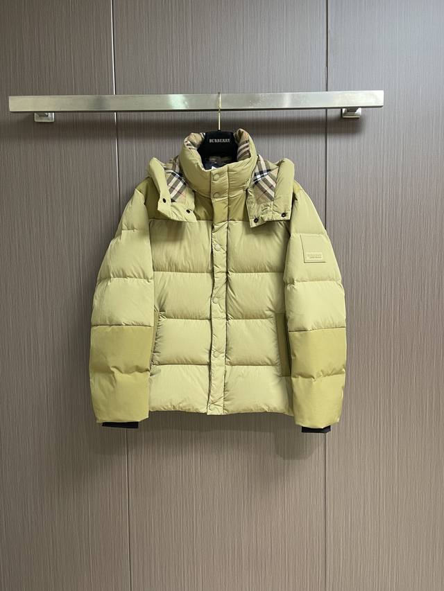 Burberry 2025Ss新款羽绒连帽外套，袖臂经典Logo羽绒服，90白鹅绒填充，处处细节显工艺足够的高级 结构性剪裁的设计改变来展现男士多样的形象变化，