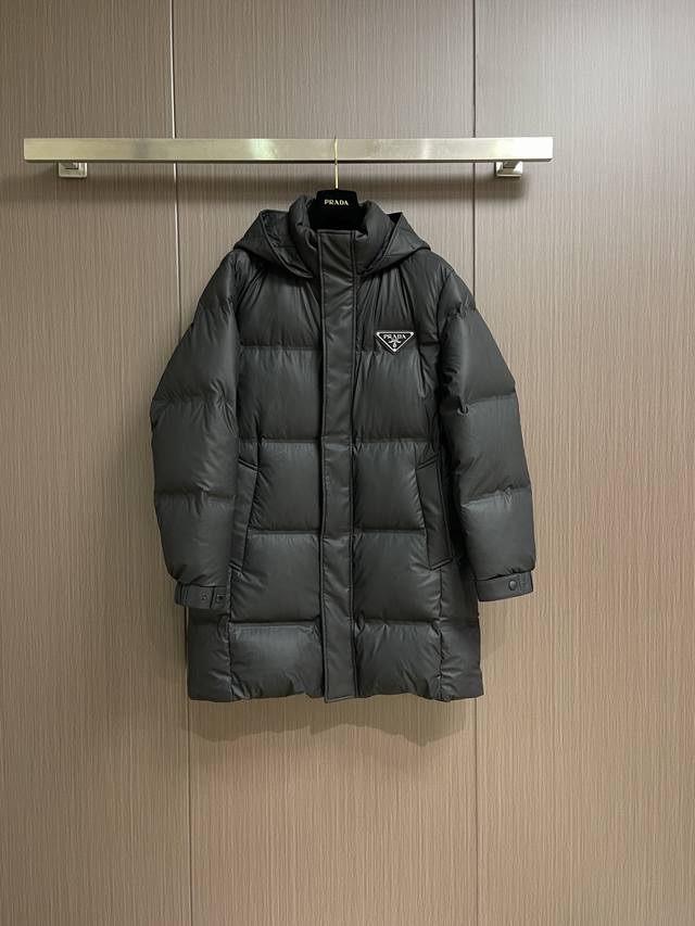 prada 2025Ss新款羽绒连帽长款羽绒服，中长款连帽羽绒服，胸口三角金属Logo,90＃白鹅绒填充，处处细节显工艺足够的高级 结构性剪裁的设计改变来展现男