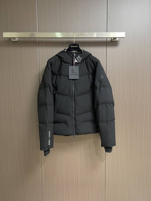 Moncler Angren连帽羽绒滑雪夹克连帽外套，Angren男士羽绒夹克演绎大胆的现代线条。短款设计，采用四向弹性府绸面料制成，便于自如活动。这款实用夹克
