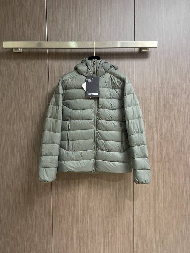 Arcteryx 始祖鸟2025Ss新款连帽羽绒服，简约设计，带有品牌标志，适合日常穿搭或轻度户外活动，刺绣标 内里白鸭绒 非常轻盈 保暖 真正的C棉填充！腋下