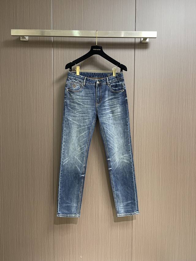 Lp 水洗直筒牛仔裤 肉眼可见的利落裁剪，直筒修身款裤型！100%定织定染牛仔丹宁布面，裤腰是经典的皮标！内衬有腰带袢细节，密实齐整走线，客供定制五金并有Log