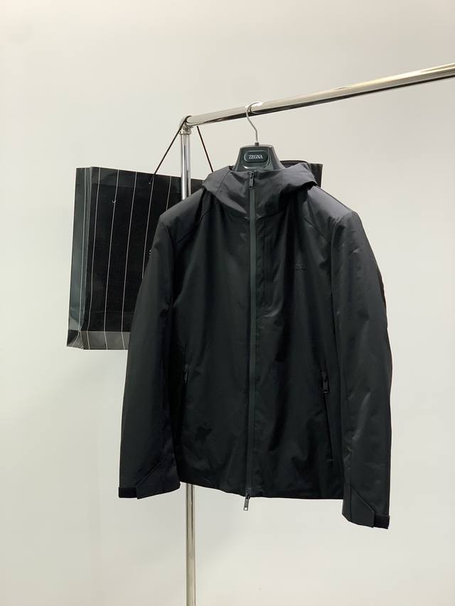 杰尼亚 Zegna，2025冬季最新品，专柜同步有售，原单狠货，时尚休闲连帽羽绒服，采用进口原版面料，舒适透气，顶级印花工艺字母图案装饰Logo，原版五金辅料装