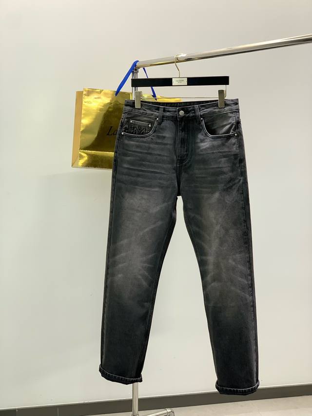 Amiri 埃米尔时尚潮牌，2025秋季最新品，专柜同步有售，原单狠货，水洗休闲牛仔裤，进口原版水洗弹力面料，顶级浮雕工艺字母图案装饰Logo，原版五金辅料，独
