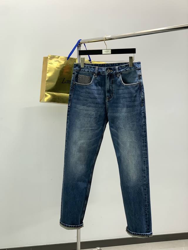 Valentino 华伦天奴，2025秋季新品，专柜同步有售，原单狠货，时尚休闲水洗牛仔裤，顶级印花工艺字母图案Logo，原版五金辅料装饰，上身舒适，工艺精湛，