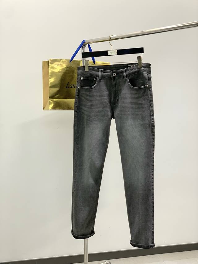 Dolce&Gabbana 杜嘉班纳，2025秋季最新品，官网专柜同步有售，原单狠货，超级有范儿的一款牛仔裤，定制原版水洗牛仔面料，顶级刺绣工艺字母图案Logo