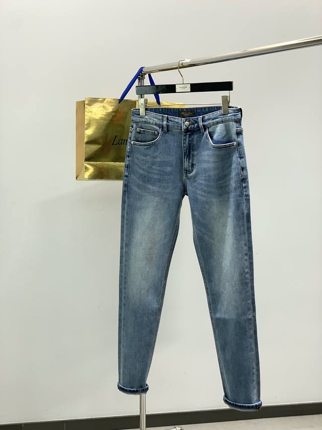 Lp Loro piana ，2025秋季最新品，专柜同步有售，原单狠货，时尚休闲牛仔裤，采用进口原版面料，精致刺绣工艺字母图案装饰Logo，原版五金辅料装饰，
