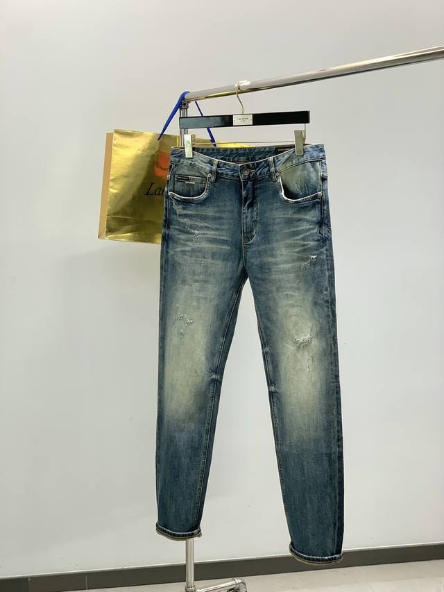 Dolce&Gabbana 杜嘉班纳，2025秋季最新品，官网专柜同步有售，原单狠货，超级有范儿的一款牛仔裤，定制原版水洗牛仔面料，顶级印花工艺字母图案Logo
