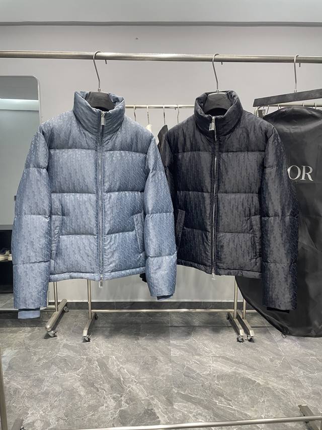 高版本 里布有Logo 配专属防尘袋 25年这款夹克突显 Dior 经典的 Oblique 印花。采用黑色科技提花面料精心制作，背面饰以 Dior 橡胶补丁，搭