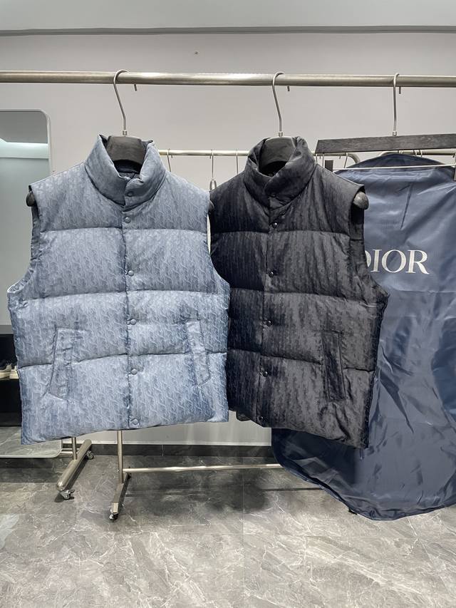 高版本 里布有Logo 配专属防尘袋 Dr Dior 25Fw新款羽绒马甲 面料采用科技提花技术：在面料上应用激光提花技术，使整件凹凸有致，立体感更强。这种技术