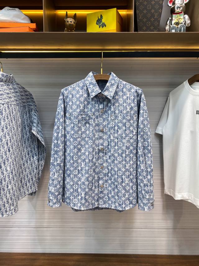 LV25Ss早春新款蓝色水洗渐变翻领牛仔衬衫，男女同款通体老花Logo装饰宽松休闲衬衫式夹克外套！贸易公司渠道稀出，领先官网发售！V家早春季最新热门单品，穿着这