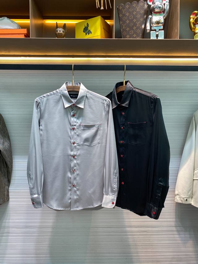 Kiton25Fw早秋新款丝质科技棉布翻领衬衣，男士经典红色金属纽扣休闲长袖衬衫！贸易公司渠道稀出，领先官网发售！在着装的万千选择中，有些单品宛如低调的绅士，看