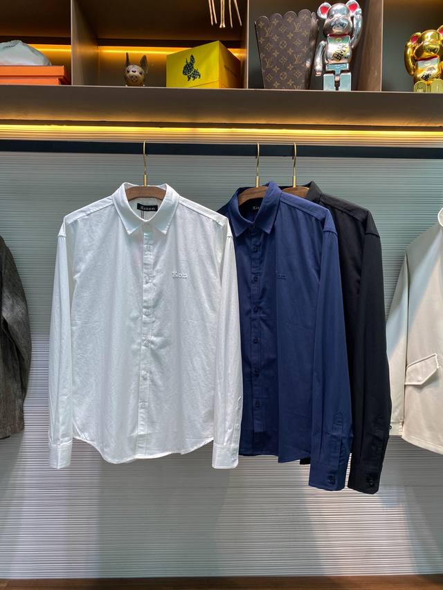 Kiton25Fw秋冬新款高密度斜纹棉质翻领衬衣，男士立体橡胶标识宽松休闲长袖衬衫！贸易公司渠道稀出，同步官网发售！在时尚的广袤天地中，总有一些单品宛如璀璨星辰