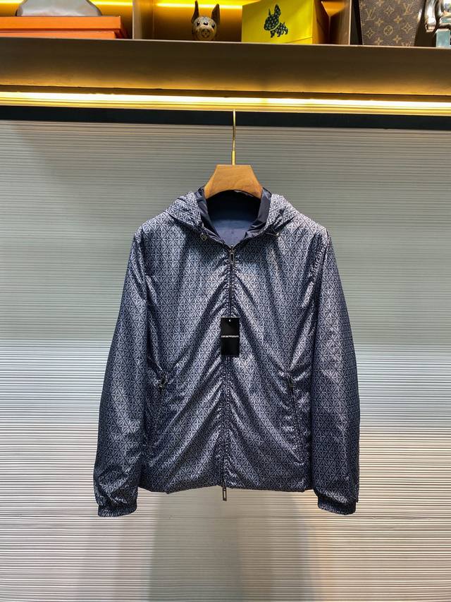 Ea25Fw秋冬新款菱形徽标印花双面穿连帽夹克，男士压花皮标铭牌宽松休闲拉链夹克外套！贸易公司渠道稀出，同步官网发售！在时尚的浩瀚宇宙中，总有那么一些单品，宛如