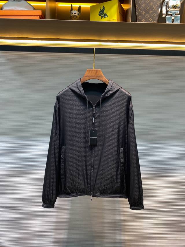 Ea25Fw秋冬新款经典徽标暗纹提花尼龙连帽夹克，男士黑色针织棉布时尚休闲双面穿拉链夹克外套！贸易公司渠道稀出，同步官网发售！Ea全新双面穿连帽夹克，以其独特的