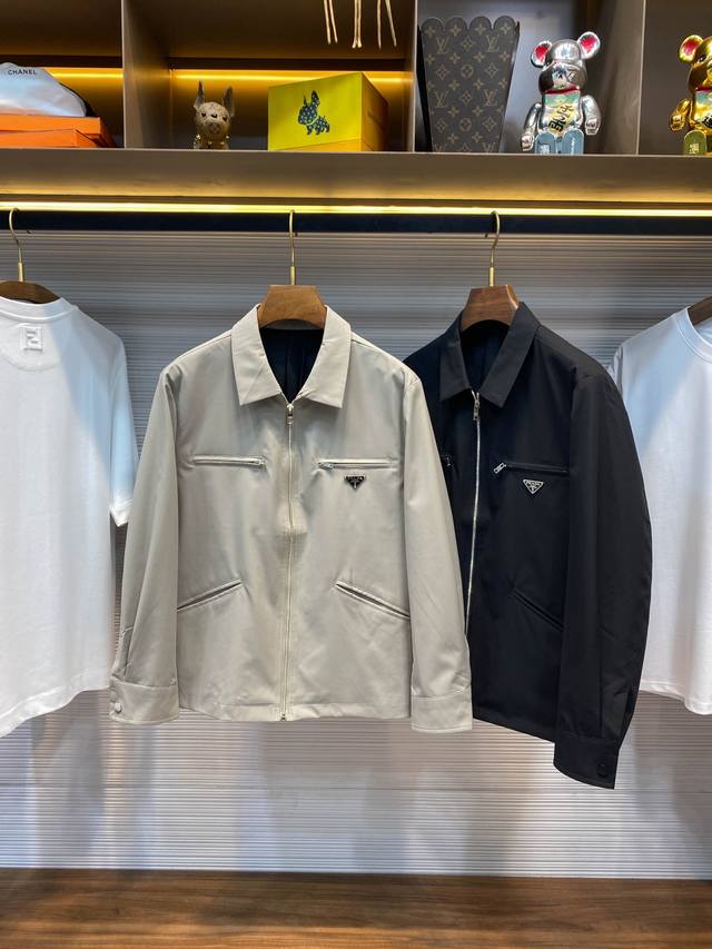 pra25Ss早春新款斜纹棉质翻领夹克，男士金属三角标徽章四口袋拉链夹克外套！贸易公司渠道稀出，同步官网发售！p家新款拉链夹克，以其精湛的工艺与独特的设计，诠释