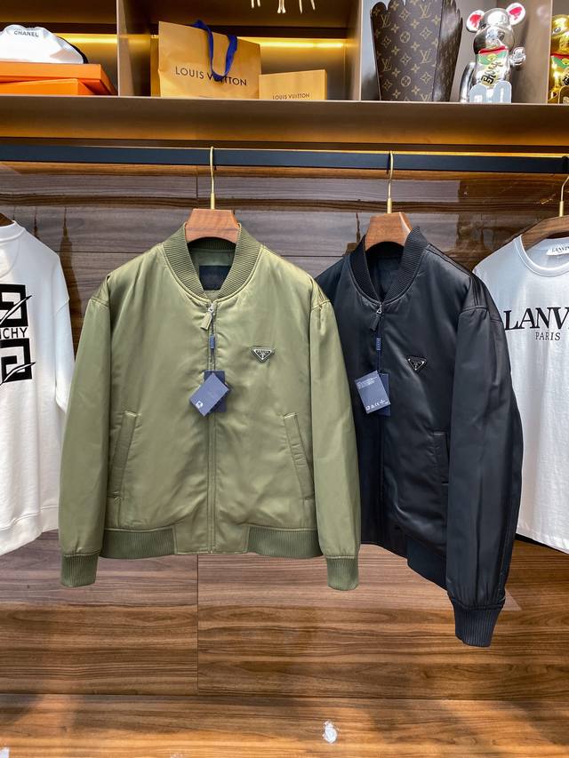 pra25新款高密度尼龙立领夹克，男女同款经典三角标徽章复古拉链棒球服棉衣外套！贸易公司渠道稀出，同步官网发售！极具品牌独特风格标签的一款学院风棒球夹克，各路高