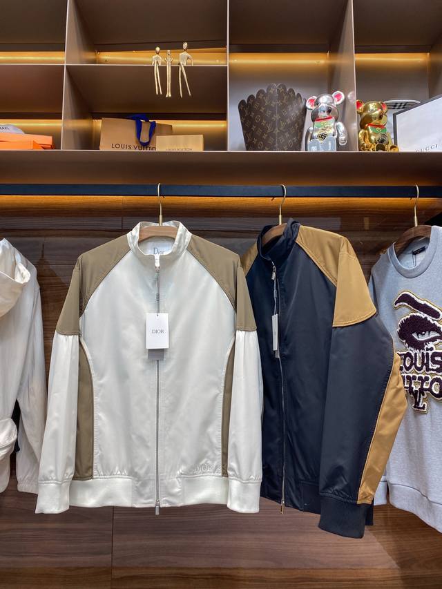 Cd25Fw秋冬新款密织梭织棉布拼色立领夹克，男女同款下摆刺绣标识时尚运动拉链夹克外套！贸易公司渠道稀出，同步官网发售！今秋必入夹克单品推荐，D家可谓是将拼色玩