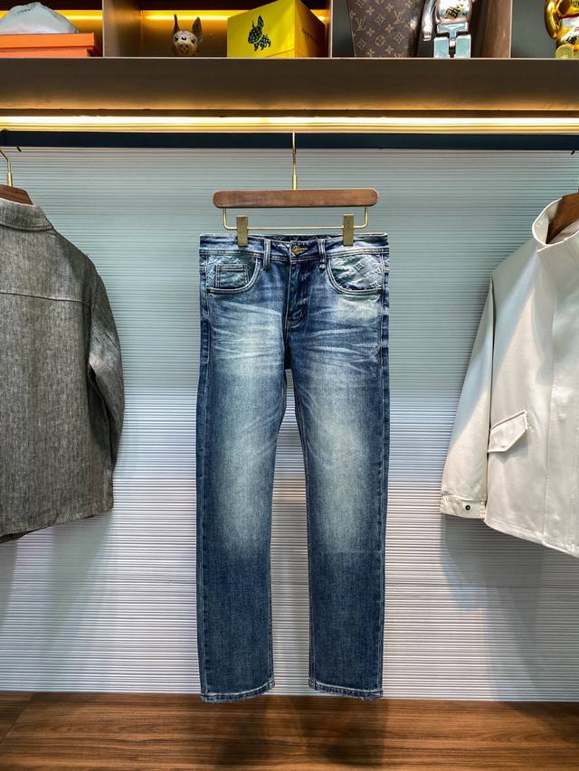 LV25Fw秋冬新款蓝色水洗磨白丹宁牛仔裤，男士经典老花标识提花直筒修身牛仔长裤！贸易公司渠道稀出，领先官网发售！V家新款牛仔裤以其独特的面料、精致的细节和完美