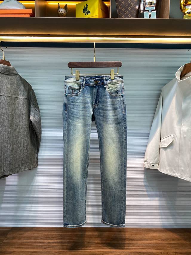 LV25Fw秋冬新款蓝色水洗磨白棉质牛仔裤，男士宝石皮标铭牌时尚百搭修身牛仔长裤！贸易公司渠道稀出，领先官网发售！V家新款直筒牛仔裤以其独特的面料工艺、独具匠心