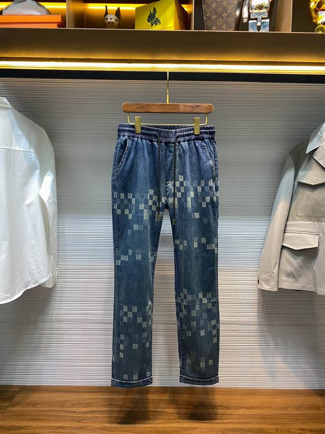 LV25Fw早秋新款蓝色水洗棉质抽绳牛仔裤，男士经典不规则棋盘格图案时尚休闲牛仔长裤！贸易公司渠道稀出，领先官网发售！V家棋盘格牛仔裤以其顶级的面料、独特的设计