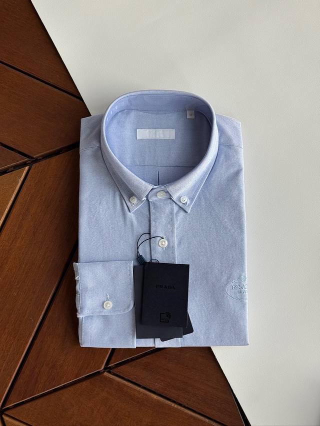 爆款到货 到货 普拉达prada 复古风潮牛津纺面料与实穿性能间找到巧妙平衡，采用简约的基础剪裁，同时以新款绣花强势抢镜，尽显摩登态度。客供面料版型挺，但不失柔