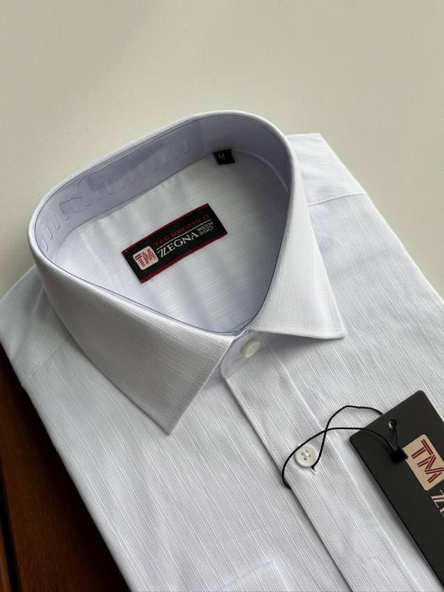 杰尼亚，新锐系列Tm科技系列，提花的鲁泰高级面料。。。2025秋冬系列男士长袖衬衫 设计上沿袭了他家现代极简主义基调，将意式的都市高贵格调发挥到极致，整体造型干