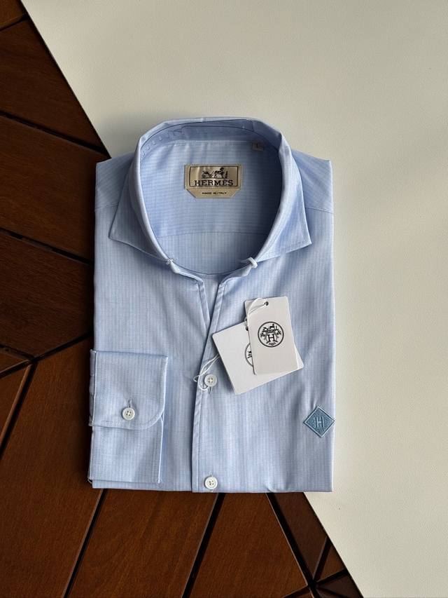 简称蓝色细节吧 H爱马仕，高端品质，高支高密提花条纹撞色衬衫，商务绅士通勤款时尚又得体，百搭好驾驭长袖衬衫，在繁忙的都市生活中，每一位商务绅士都在追求一种既时尚