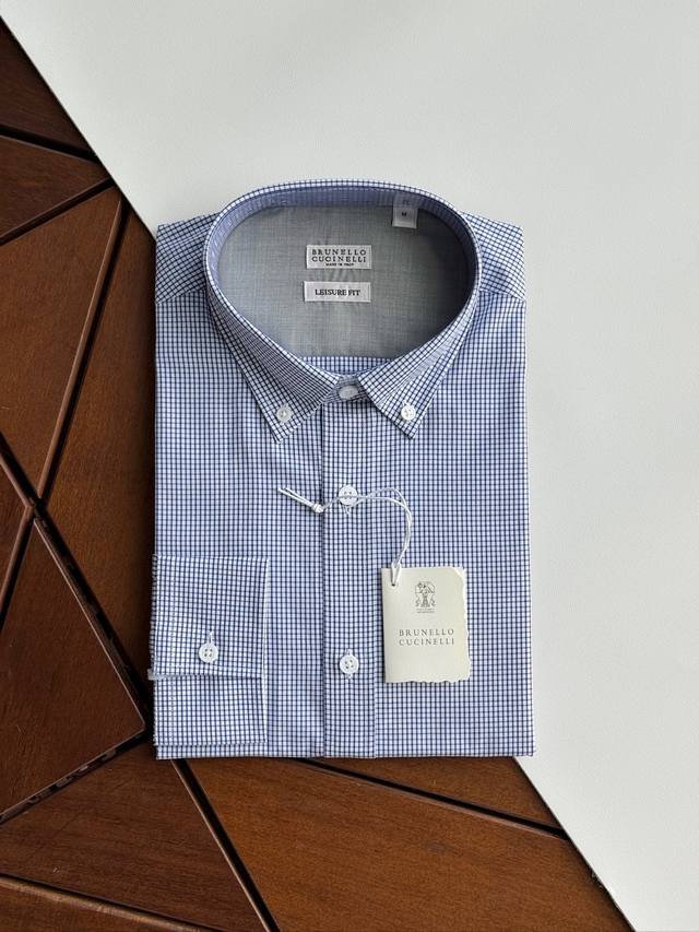 秋冬必备，补单出货！！！Bc蓝白相间格子纯綿男士衬衫，英俊儒雅领尖扣设计，细节之处彰显品质。这款纯棉格子衬衫，简直是生活中的万能搭档！蓝白相间的格子，简约又不失