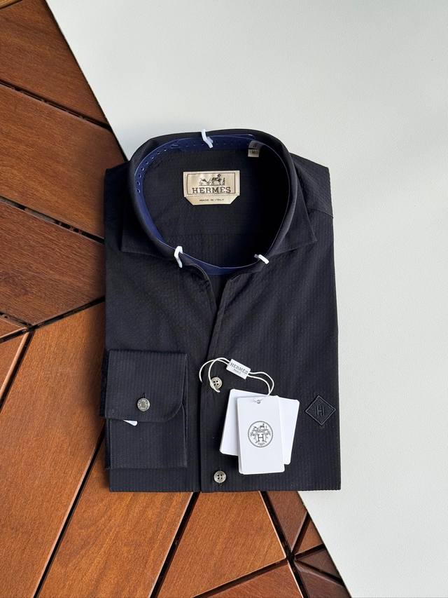 H爱马仕，顶级单品。。。高支高密提花泡泡布衬衫，商务绅士通勤款时尚又得体，百搭好驾驭长袖衬衫，在繁忙的都市生活中，每一位商务绅士都在追求一种既时尚又得体的着装风