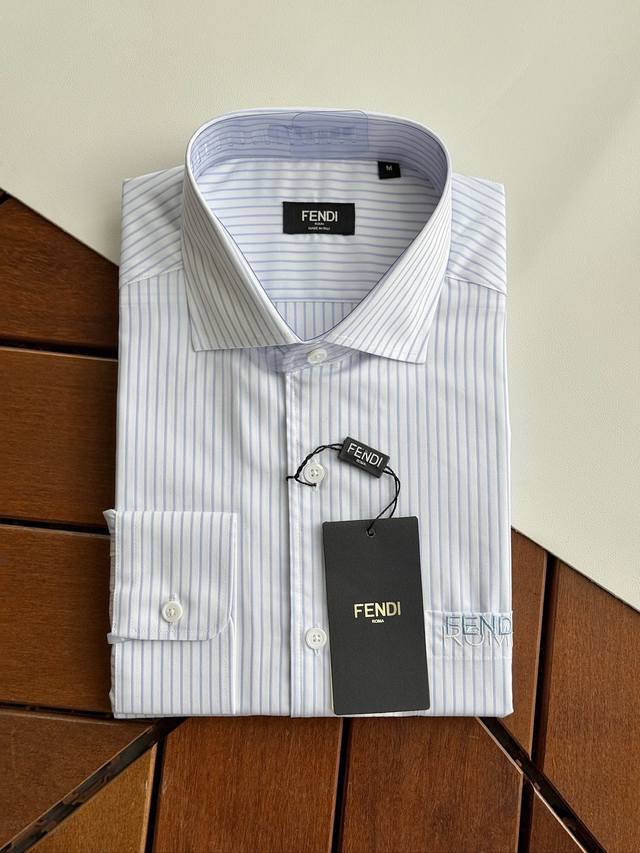 2025Fw秋冬新品，芬迪，Fendi，时尚界翘楚，老牌条纹撞色绣花，男士长袖衬衫 设计上沿袭了一贯滴现代极简主义基调，将意式的都市高贵格调发挥到极致，整体造型