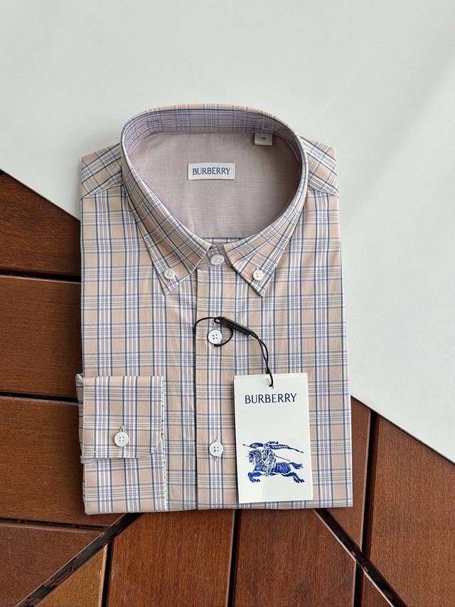 卡其色格仔细节，您最爱的Burberry巴宝莉色织格仔来了，绅士首选！！！秋冬必备，Burberry巴宝莉男士长袖衬衫 设计上沿袭了他家现代极简主义基调，将意式