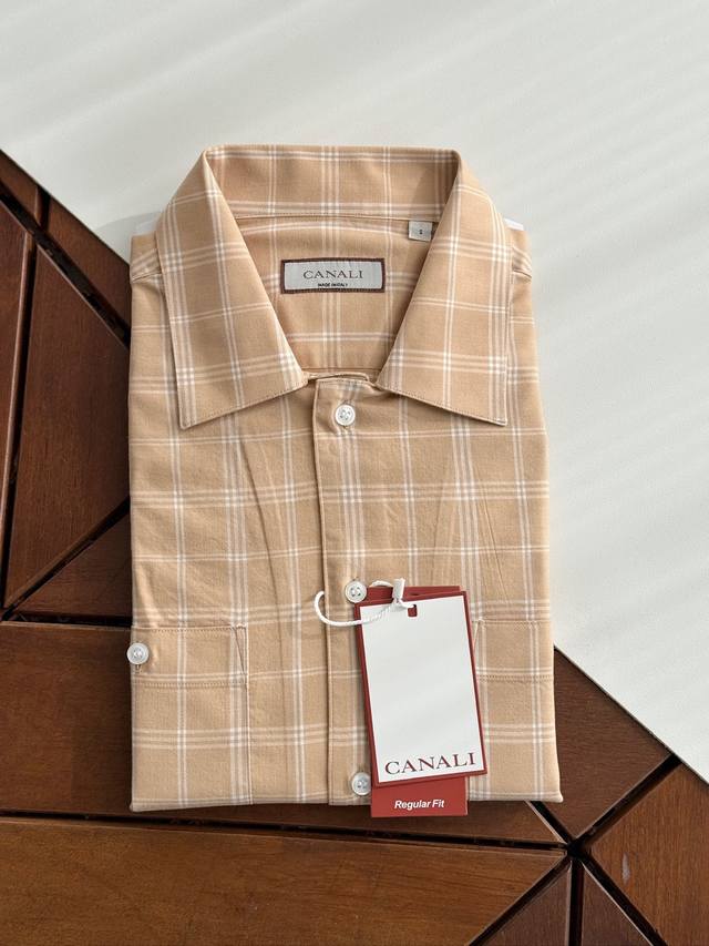 意大利顶尖男装品牌，康纳利Canali 低调奢华有内涵，不显山不露水的品味格调，面料裁剪和领型的精致程度有目共睹。。。面料溢达秋冬专供色织格仔，胸前双袋，商务休