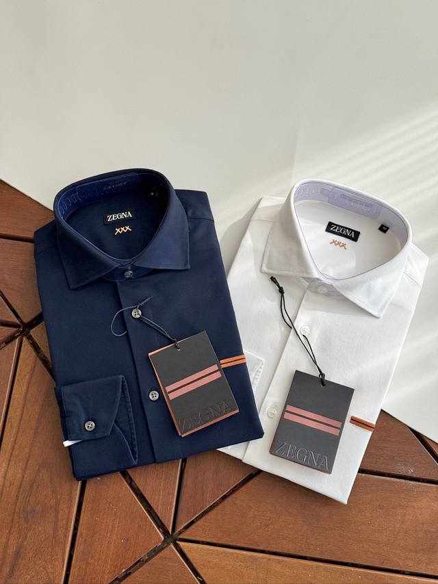 一共同款三个色，黑，白，藏青色。因为担心黑色和藏青色一起不容易区分，所以分开拍摄。 杰尼亚经典款，秋冬棉毛混纺色织面料衬衫来袭。 杰尼亚Zegna 微弹棉毛混纺