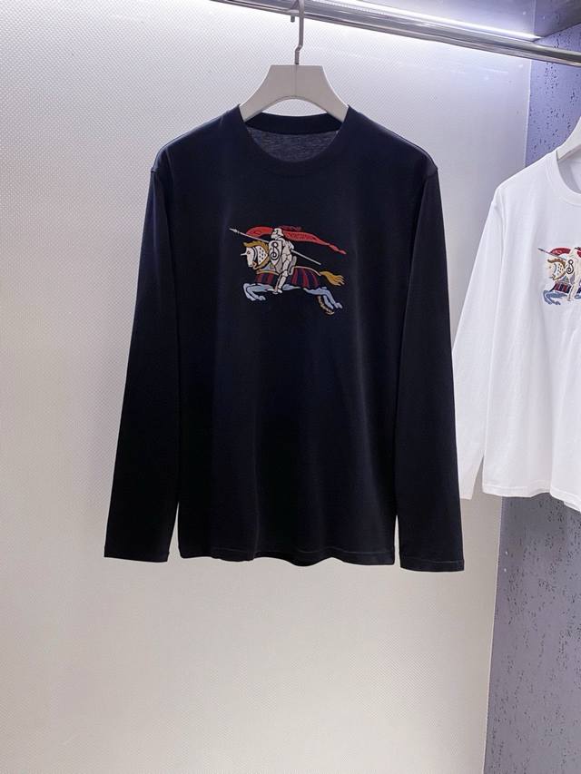 Bur~胸前彩色战马Logo刺绣圆领长袖T恤 新品New B家标志性的马术元素遇上彩色艳丽的图案刺绣，跳出基础款的平淡。用精致刺绣为魂，轻松平衡日常休闲与品牌辨
