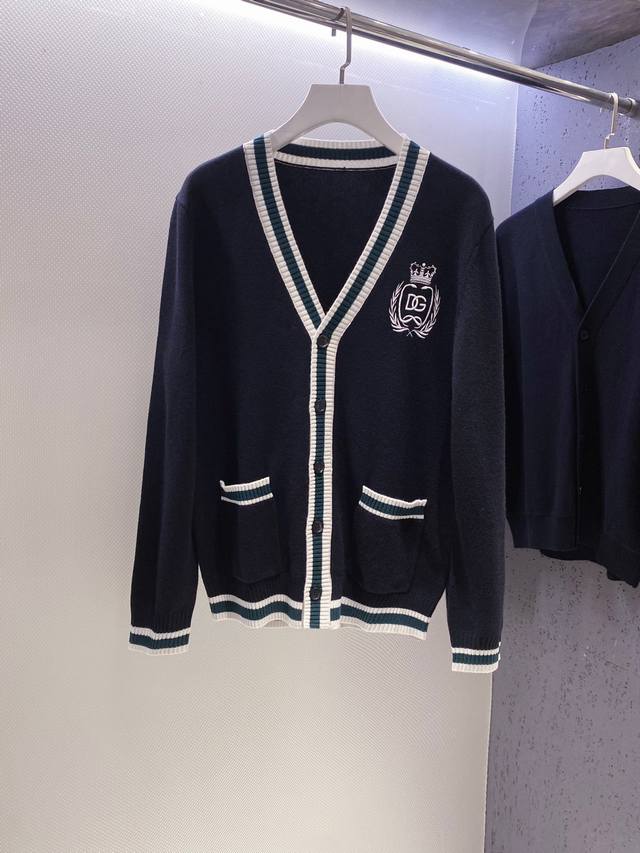 Dg~经典Logo刺绣绿白条纹镶边羊毛开衫 秋冬新款 意式优雅的撞色与刺绣美学融为一体 以高品质100%羊毛为原料，织就细腻软糯的亲肤触感，兼具恰到好处的挺括度