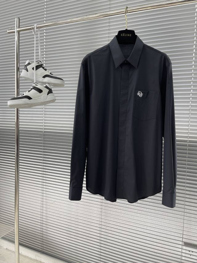 秋冬 -Dio 口袋刺绣小细节府绸衬衫。 暗扣款，这款面料带弹力，穿着舒适！ 颜色:黑，白色。 尺码:S-Xxl S码衣长75 胸围99 肩宽44 袖长62.5