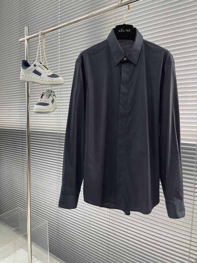 秋冬 -Dio 刺绣小Cd细节府绸衬衫。 暗扣款，这款面料带弹力，穿着舒适！ 尺码:S-Xxl 尺码38 39 40 41 42 肩宽44 45 46.5 47