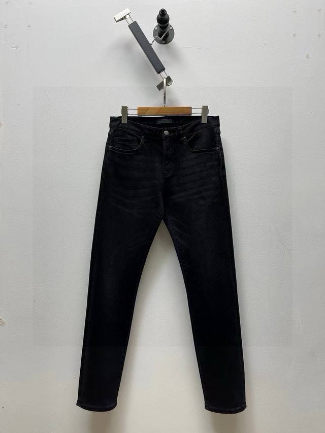 pr 炭黑修身牛仔裤、代工厂p出品。 经典五袋款 选用日本丹宁牛仔布、有弹性、质地柔软、穿着舒适、裤型很赞！ 重工洗水、手工打磨纹理、呈现自然做旧风格、区别于黑