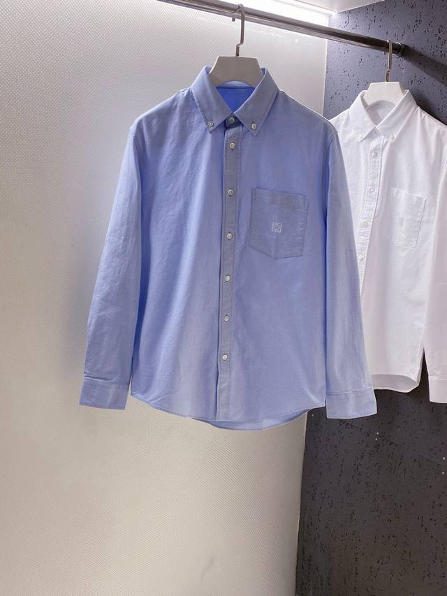Giv~口袋经典Logo刺绣牛津纺长袖衬衫 秋季新品 臻选高品质牛津纺面料，紧密纺精梳棉纱搭配单经双纬的织造组织，造就出颗粒饱满、温润细腻的质感。不仅柔软亲肤，